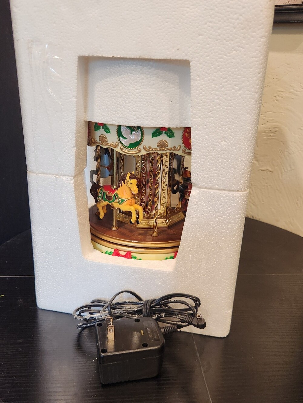 New! Maisto Holiday, Lighted, Animated, Musical Carousel - Picture 8 of 8